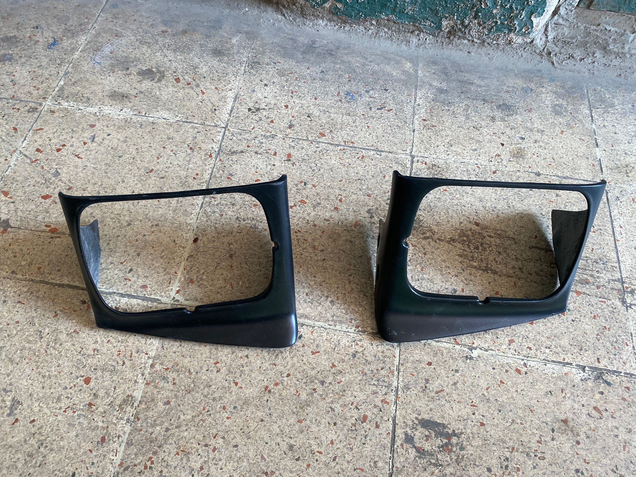 Mazda 323 Far Çerçevesi